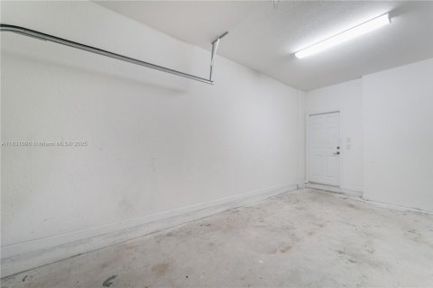 House in Miami, Florida 5 bedrooms, 296.45 sq.m. № 1809545 - photo 30