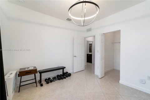 House in Miami, Florida 5 bedrooms, 296.45 sq.m. № 1809545 - photo 24