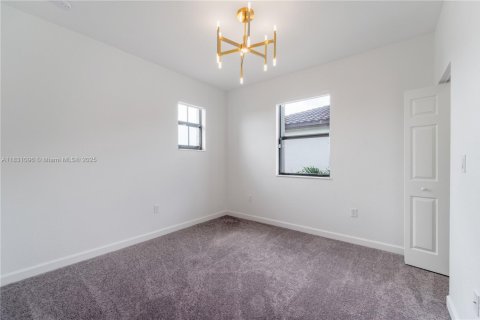 House in Miami, Florida 5 bedrooms, 296.45 sq.m. № 1809545 - photo 18