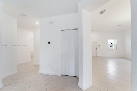 House in Miami, Florida 5 bedrooms, 296.45 sq.m. № 1809545 - photo 12