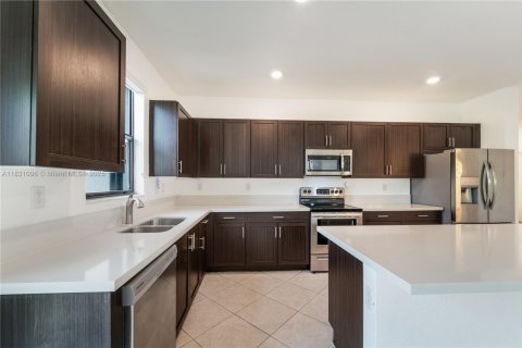 House in Miami, Florida 5 bedrooms, 296.45 sq.m. № 1809545 - photo 5