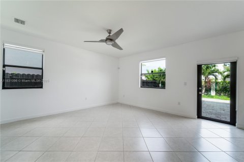 House in Miami, Florida 5 bedrooms, 296.45 sq.m. № 1809545 - photo 10