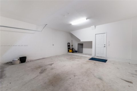 House in Miami, Florida 5 bedrooms, 296.45 sq.m. № 1809545 - photo 29