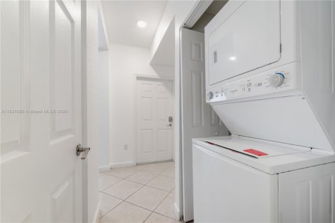 House in Miami, Florida 5 bedrooms, 296.45 sq.m. № 1809545 - photo 27