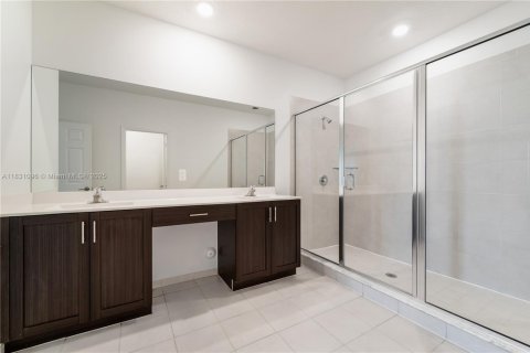 House in Miami, Florida 5 bedrooms, 296.45 sq.m. № 1809545 - photo 20