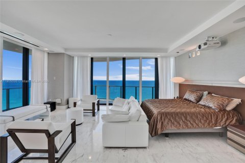 Condominio en venta en Sunny Isles Beach, Florida, 4 dormitorios, 463.77 m2 № 1975952 - foto 21