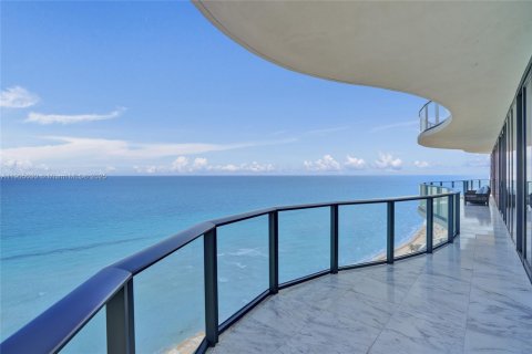 Condominio en venta en Sunny Isles Beach, Florida, 4 dormitorios, 463.77 m2 № 1975952 - foto 2