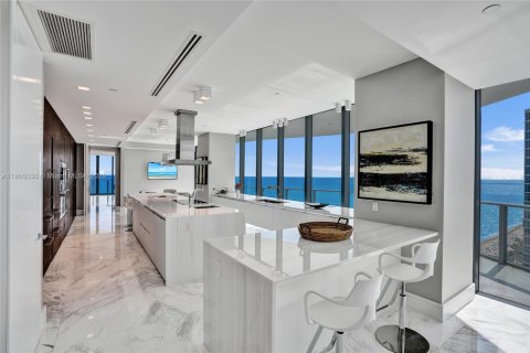 Condominio en venta en Sunny Isles Beach, Florida, 4 dormitorios, 463.77 m2 № 1975952 - foto 13