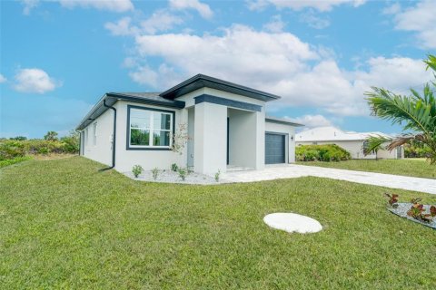 House in Rotonda, Florida 3 bedrooms, 175.96 sq.m. № 2209026 - photo 11