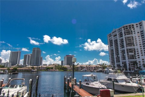 Condominio en venta en Hallandale Beach, Florida, 2 dormitorios, 118.91 m2 № 2035393 - foto 19
