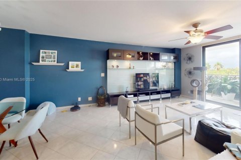 Condominio en venta en Hallandale Beach, Florida, 2 dormitorios, 118.91 m2 № 2035393 - foto 3
