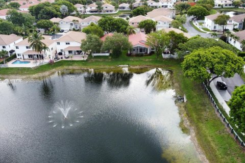 House in Doral, Florida 4 bedrooms, 183.67 sq.m. № 1772573 - photo 25