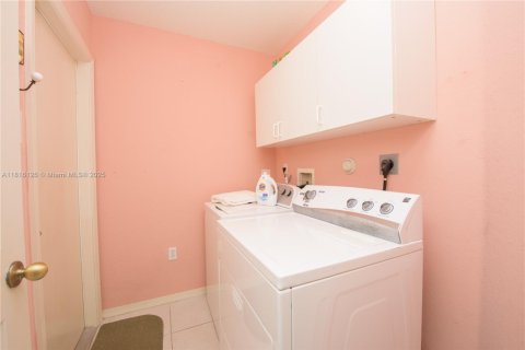 House in Doral, Florida 4 bedrooms, 183.67 sq.m. № 1772573 - photo 18