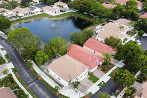 House in Doral, Florida 4 bedrooms, 183.67 sq.m. № 1772573 - photo 28