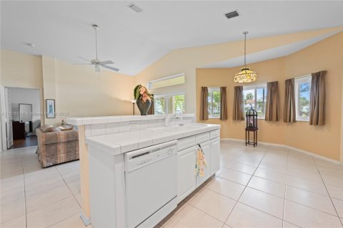 House in Doral, Florida 4 bedrooms, 183.67 sq.m. № 1772573 - photo 7