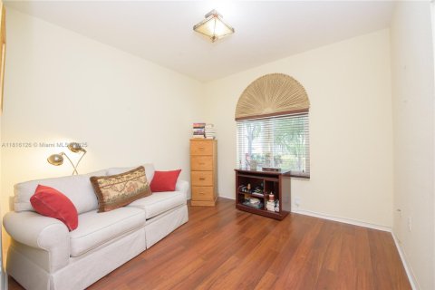 House in Doral, Florida 4 bedrooms, 183.67 sq.m. № 1772573 - photo 15