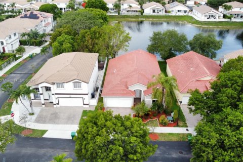 House in Doral, Florida 4 bedrooms, 183.67 sq.m. № 1772573 - photo 21