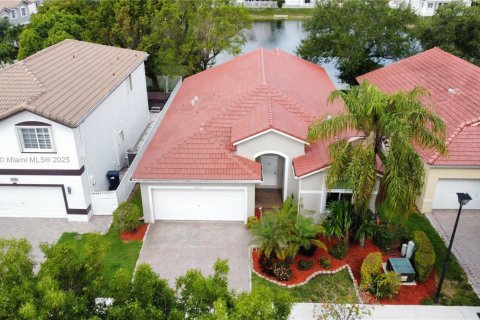 House in Doral, Florida 4 bedrooms, 183.67 sq.m. № 1772573 - photo 20