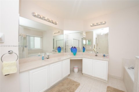 House in Doral, Florida 4 bedrooms, 183.67 sq.m. № 1772573 - photo 10