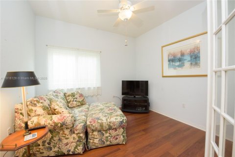House in Doral, Florida 4 bedrooms, 183.67 sq.m. № 1772573 - photo 16