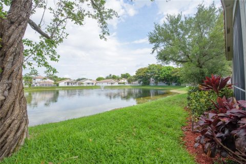 House in Doral, Florida 4 bedrooms, 183.67 sq.m. № 1772573 - photo 19