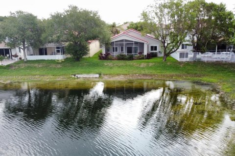 House in Doral, Florida 4 bedrooms, 183.67 sq.m. № 1772573 - photo 24