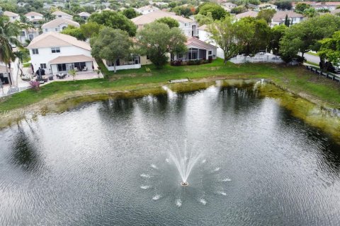 House in Doral, Florida 4 bedrooms, 183.67 sq.m. № 1772573 - photo 3