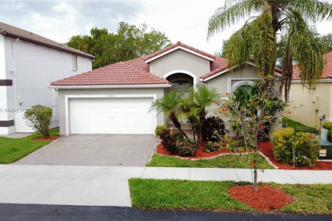 House in Doral, Florida 4 bedrooms, 183.67 sq.m. № 1772573 - photo 1