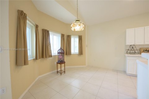 House in Doral, Florida 4 bedrooms, 183.67 sq.m. № 1772573 - photo 8