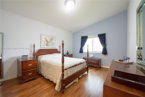 House in Doral, Florida 4 bedrooms, 183.67 sq.m. № 1772573 - photo 9
