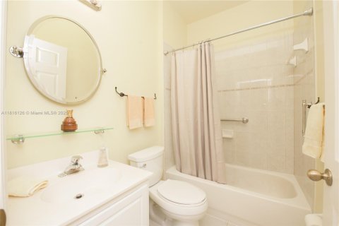 House in Doral, Florida 4 bedrooms, 183.67 sq.m. № 1772573 - photo 14