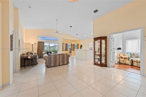 House in Doral, Florida 4 bedrooms, 183.67 sq.m. № 1772573 - photo 4