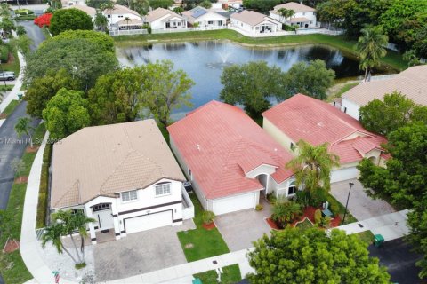 House in Doral, Florida 4 bedrooms, 183.67 sq.m. № 1772573 - photo 22