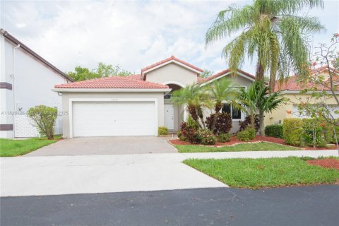 House in Doral, Florida 4 bedrooms, 183.67 sq.m. № 1772573 - photo 2