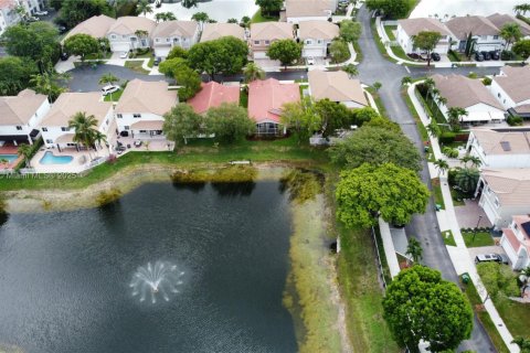 House in Doral, Florida 4 bedrooms, 183.67 sq.m. № 1772573 - photo 23