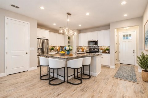 Townhouse in LAKESHORE in Lutz, Florida 2 bedrooms, 182.18 sq.m. № 2412679 - photo 5
