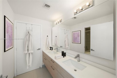 Condominio en venta en Miami, Florida, 3 dormitorios, 139.82 m2 № 2056280 - foto 22