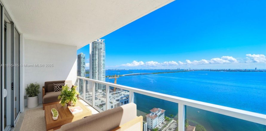 Condominio en Miami, Florida, 3 dormitorios  № 2056280