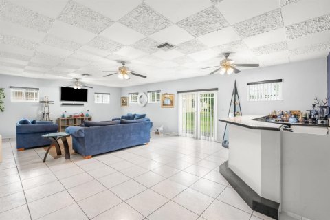 House in Miami Gardens, Florida 3 bedrooms, 204.38 sq.m. № 2083649 - photo 29