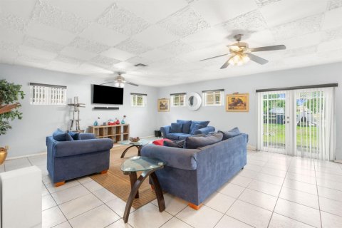 House in Miami Gardens, Florida 3 bedrooms, 204.38 sq.m. № 2083649 - photo 17