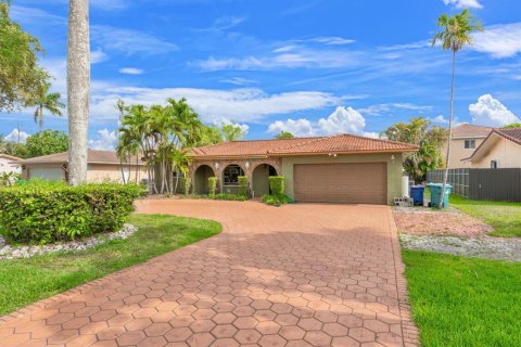 House in Miami Gardens, Florida 3 bedrooms, 204.38 sq.m. № 2083649 - photo 11
