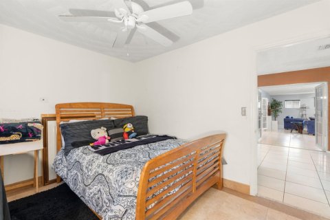 House in Miami Gardens, Florida 3 bedrooms, 204.38 sq.m. № 2083649 - photo 8
