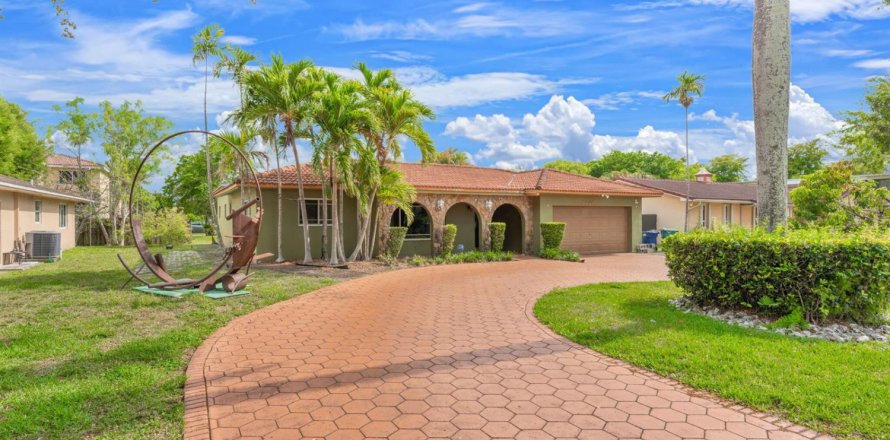 House in Miami Gardens, Florida 3 bedrooms, 204.38 sq.m. № 2083649