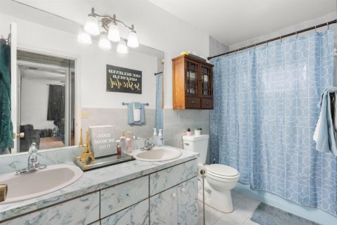 House in Miami Gardens, Florida 3 bedrooms, 204.38 sq.m. № 2083649 - photo 9
