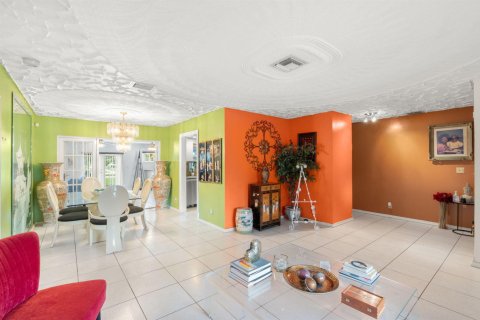 House in Miami Gardens, Florida 3 bedrooms, 204.38 sq.m. № 2083649 - photo 15