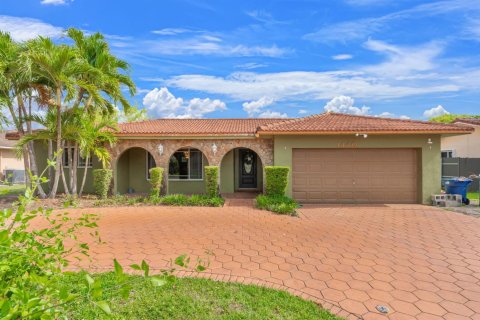 House in Miami Gardens, Florida 3 bedrooms, 204.38 sq.m. № 2083649 - photo 12