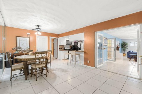House in Miami Gardens, Florida 3 bedrooms, 204.38 sq.m. № 2083649 - photo 18