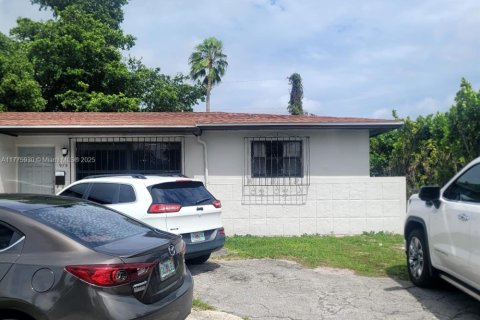 House in North Miami, Florida 5 bedrooms, 213.68 sq.m. № 1695786 - photo 1