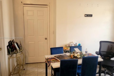 House in North Miami, Florida 5 bedrooms, 213.68 sq.m. № 1695786 - photo 13