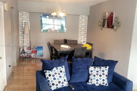 House in North Miami, Florida 5 bedrooms, 213.68 sq.m. № 1695786 - photo 4